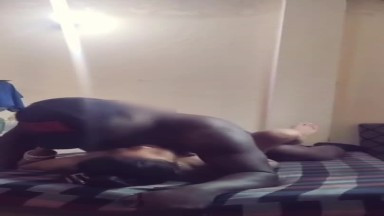 Une nigériane baise une indienne chaude et interraciale noire