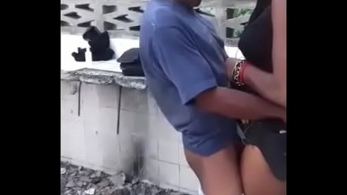 Debout il jouit en quelque seconde sur la pute
