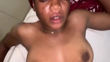 elle encaisse une tres grosse bite